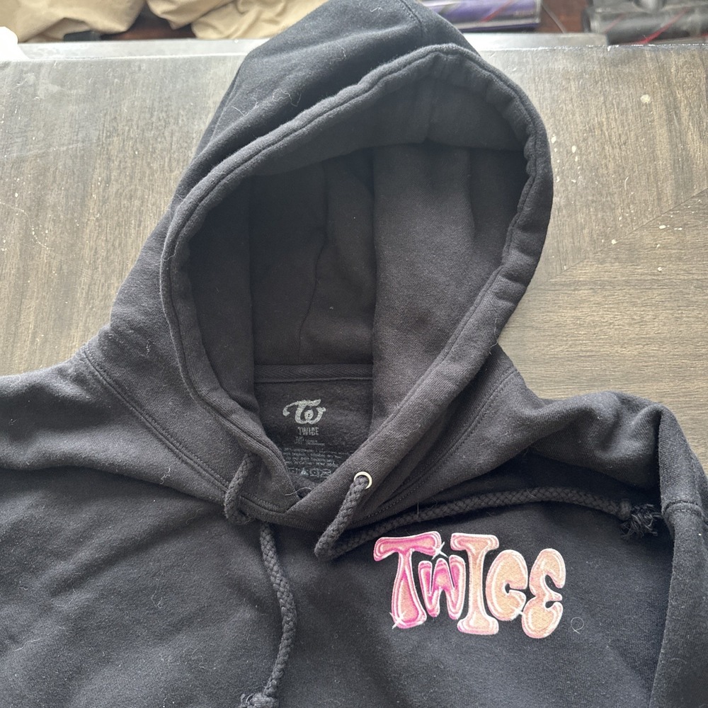 OFFICIAL TWICE 5TH WORLD TOUR MERCH - BLACK AND PINK HEART HOODIE SIZE LARGE JYP - Picture 2 of 7